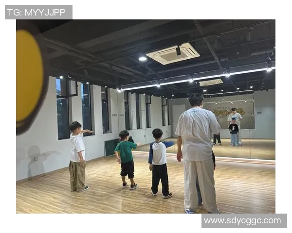 北京街舞队与成都街舞队赛后复盘团队协作与竞技精神的深度分析 北京街舞队与成都街舞队赛后复盘团队协作与竞技精神的深度分析